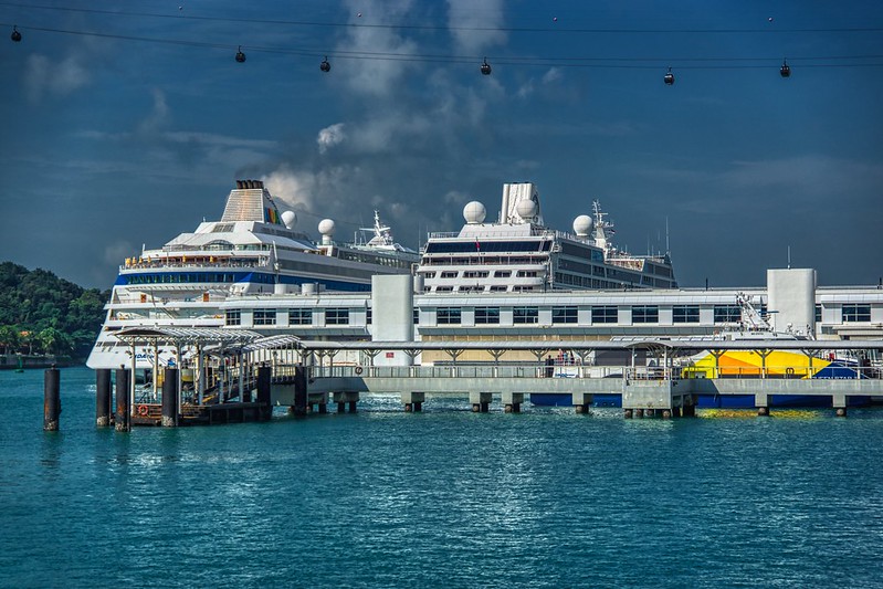 Cruise ships at Singapore harbourfront<br/>© <a href="https://flickr.com/people/8136604@N05" target="_blank" rel="nofollow">8136604@N05</a> (<a href="https://flickr.com/photo.gne?id=49684831576" target="_blank" rel="nofollow">Flickr</a>)