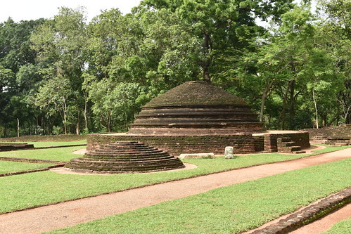 Panduwasnuwara, stupa