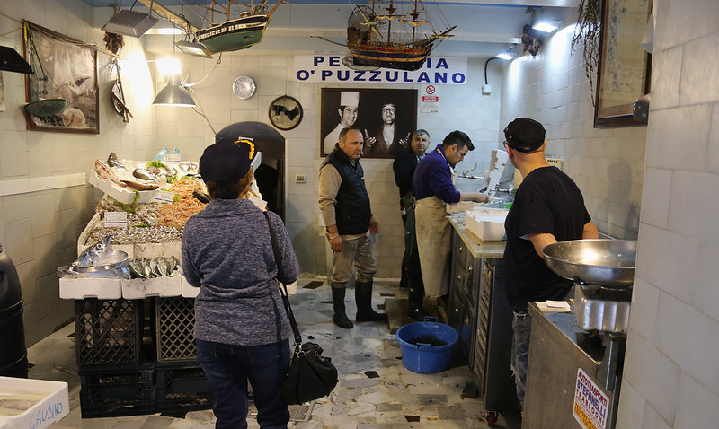 Small fish market called: Pescheria O'Puzzulano<br/>© <a href="https://flickr.com/people/81035653@N00" target="_blank" rel="nofollow">81035653@N00</a> (<a href="https://flickr.com/photo.gne?id=49764732682" target="_blank" rel="nofollow">Flickr</a>)