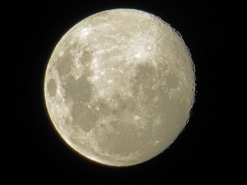 April 6 Canberra Moon 2 (Large)
