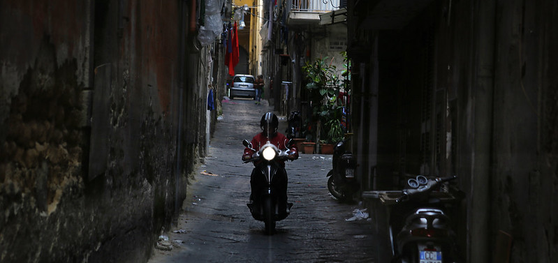 Iconic Italian moped riding through a small alley of Naples<br/>© <a href="https://flickr.com/people/81035653@N00" target="_blank" rel="nofollow">81035653@N00</a> (<a href="https://flickr.com/photo.gne?id=49791673313" target="_blank" rel="nofollow">Flickr</a>)