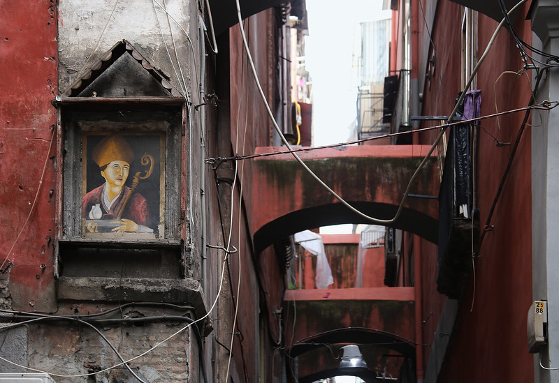 Traditional religious shrine embedded in street wall of Naples<br/>© <a href="https://flickr.com/people/81035653@N00" target="_blank" rel="nofollow">81035653@N00</a> (<a href="https://flickr.com/photo.gne?id=49791790753" target="_blank" rel="nofollow">Flickr</a>)
