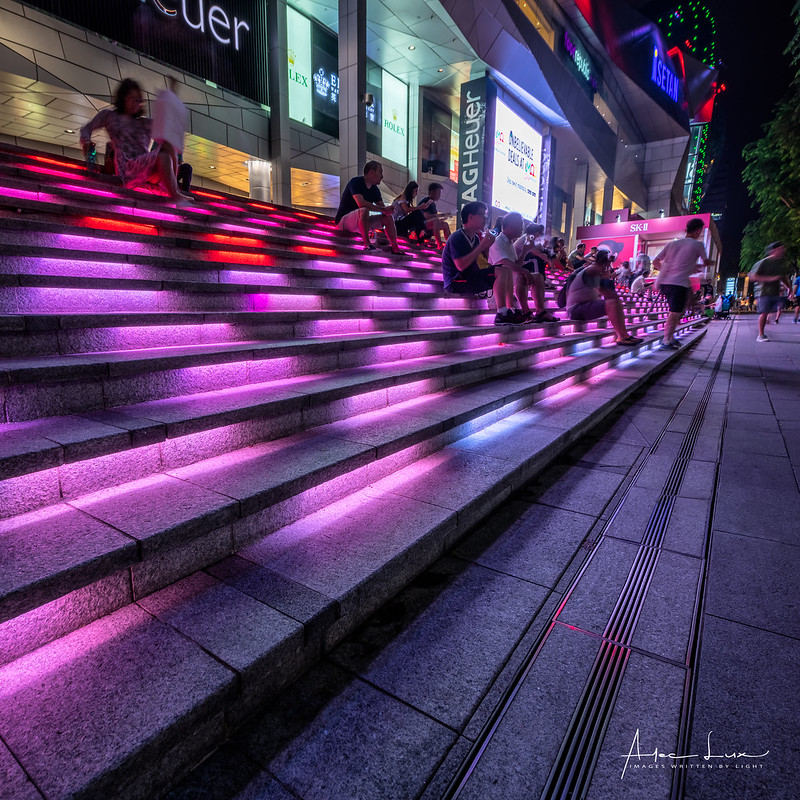 Stairs to Wisma Atria II<br/>© <a href="https://flickr.com/people/145357557@N08" target="_blank" rel="nofollow">145357557@N08</a> (<a href="https://flickr.com/photo.gne?id=49801073531" target="_blank" rel="nofollow">Flickr</a>)