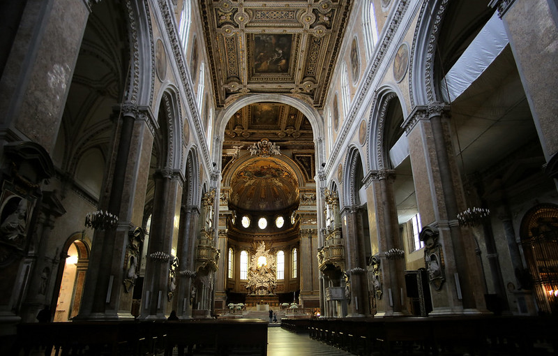 Impressive main interior of the Cathedral of Naples<br/>© <a href="https://flickr.com/people/81035653@N00" target="_blank" rel="nofollow">81035653@N00</a> (<a href="https://flickr.com/photo.gne?id=49844415858" target="_blank" rel="nofollow">Flickr</a>)
