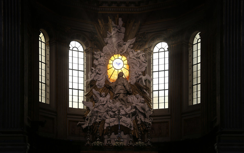 The main altar of Cathedral of Naples depicts the resurrected Christ<br/>© <a href="https://flickr.com/people/81035653@N00" target="_blank" rel="nofollow">81035653@N00</a> (<a href="https://flickr.com/photo.gne?id=49844530073" target="_blank" rel="nofollow">Flickr</a>)