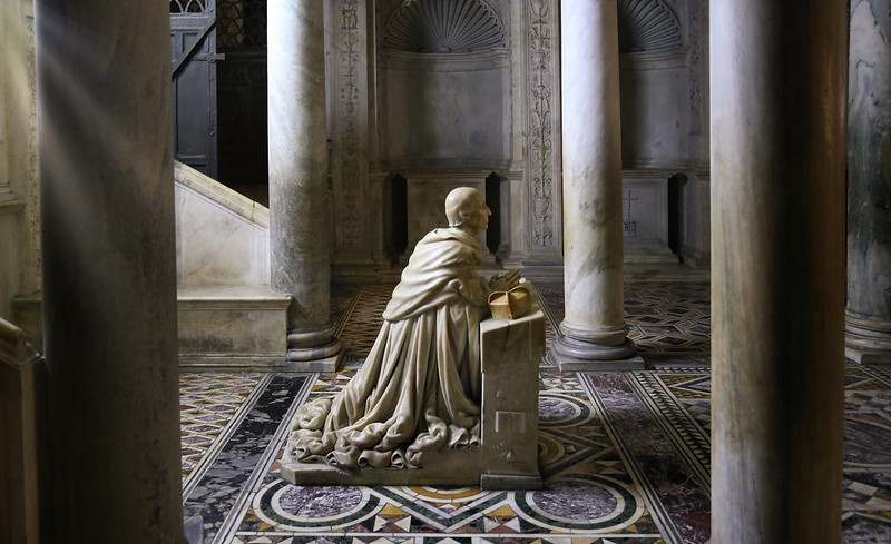 Cardinal Carafa praying in the marble crypt of Succorpo Chapel<br/>© <a href="https://flickr.com/people/81035653@N00" target="_blank" rel="nofollow">81035653@N00</a> (<a href="https://flickr.com/photo.gne?id=49849688467" target="_blank" rel="nofollow">Flickr</a>)
