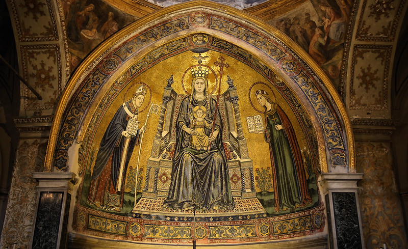 The beautifully detailed mosaic in chapel San Gennaro<br/>© <a href="https://flickr.com/people/81035653@N00" target="_blank" rel="nofollow">81035653@N00</a> (<a href="https://flickr.com/photo.gne?id=49851801411" target="_blank" rel="nofollow">Flickr</a>)