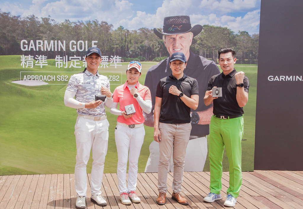 Garmin亞洲區行銷與業務協理林孟垣(右二)、藝人伊正(右一)與職業高爾夫球員謝繼賢(左一)、張瑄屏(左二)，共同宣告Garmin全新S62高爾夫球GPS腕錶與Z82雷射測距儀 正式在台登場