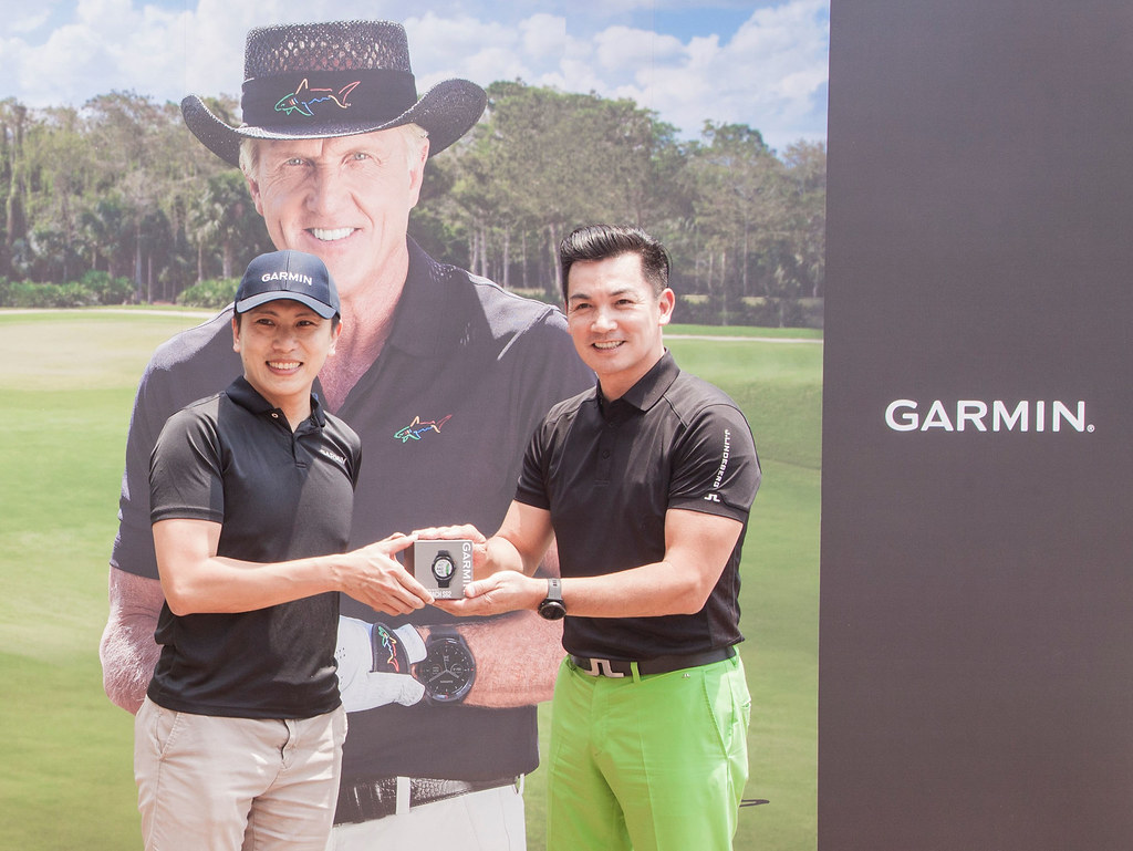高爾夫愛好者藝人伊正配戴全面升級的Approach S62 進階高爾夫GPS腕錶，穿搭出專屬高爾夫時尚。