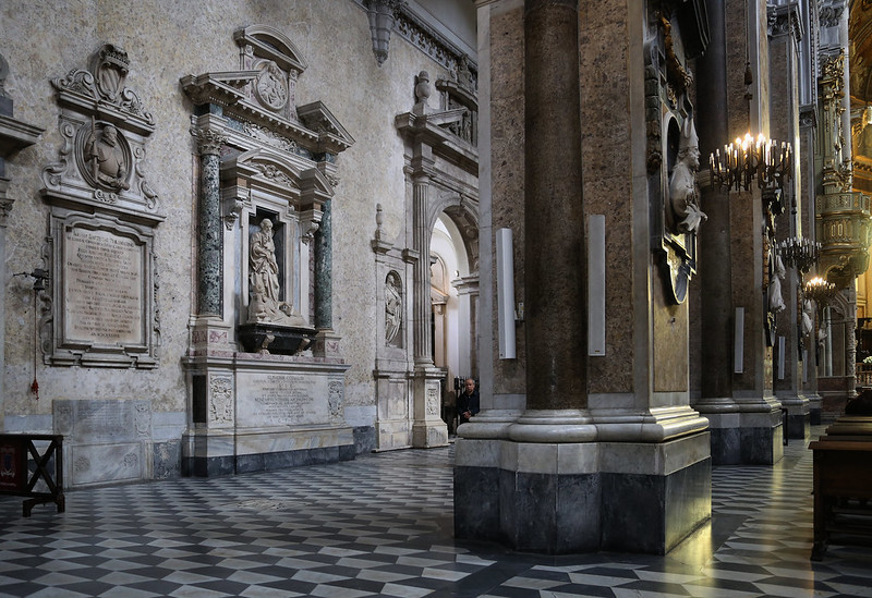 Marble en Roman columns at the Cathedral of Napoli<br/>© <a href="https://flickr.com/people/81035653@N00" target="_blank" rel="nofollow">81035653@N00</a> (<a href="https://flickr.com/photo.gne?id=49869537683" target="_blank" rel="nofollow">Flickr</a>)