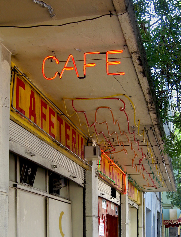 Café | Néon<br/>© <a href="https://flickr.com/people/145400672@N02" target="_blank" rel="nofollow">145400672@N02</a> (<a href="https://flickr.com/photo.gne?id=49871277538" target="_blank" rel="nofollow">Flickr</a>)