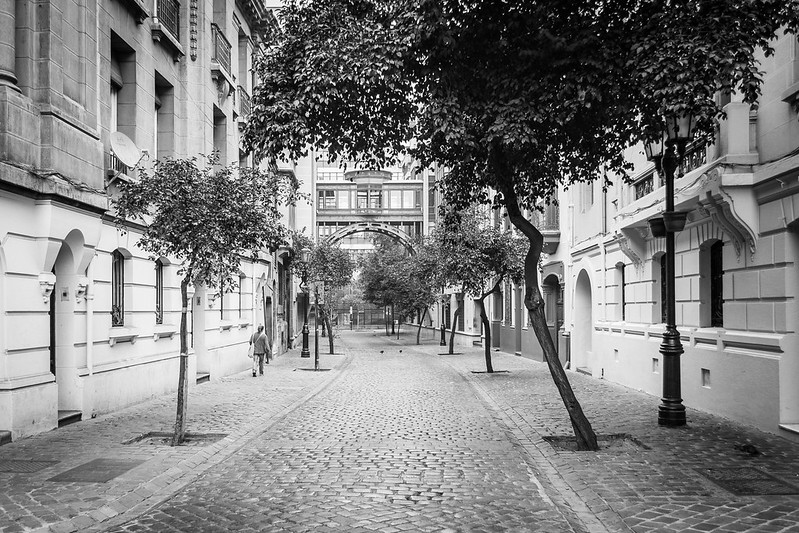 An almost deserted street in Santiago<br/>© <a href="https://flickr.com/people/31247891@N04" target="_blank" rel="nofollow">31247891@N04</a> (<a href="https://flickr.com/photo.gne?id=49878854636" target="_blank" rel="nofollow">Flickr</a>)