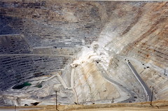 Anglų lietuvių žodynas. Žodis copper mine reiškia vario kasykloje lietuviškai.
