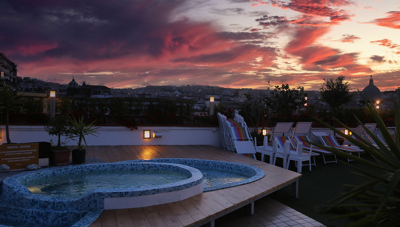 It's time to enter our Jacuzzi and enjoy the twilight over Napoli<br/>© <a href="https://flickr.com/people/81035653@N00" target="_blank" rel="nofollow">81035653@N00</a> (<a href="https://flickr.com/photo.gne?id=49904722712" target="_blank" rel="nofollow">Flickr</a>)