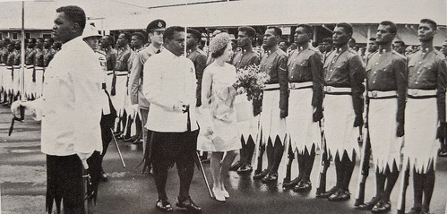 Queen inspects Fijian guards
