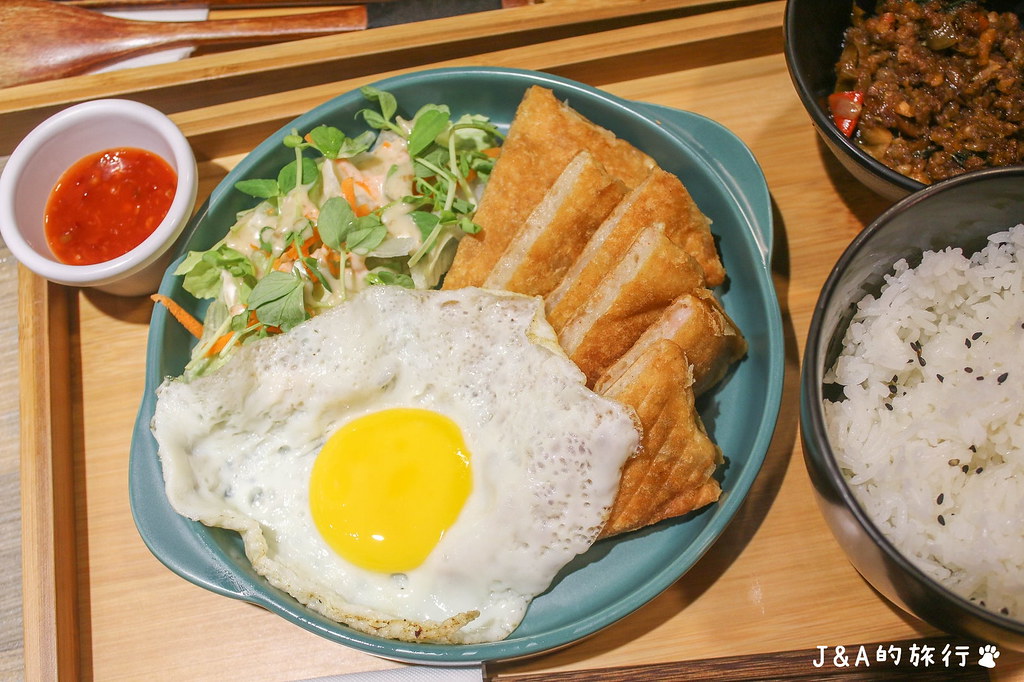 泰嘟嘟 Thaituktuk 一個人就能享用的泰式料理，推薦濃郁紅咖哩、厚實雞腿排 @J&amp;A的旅行