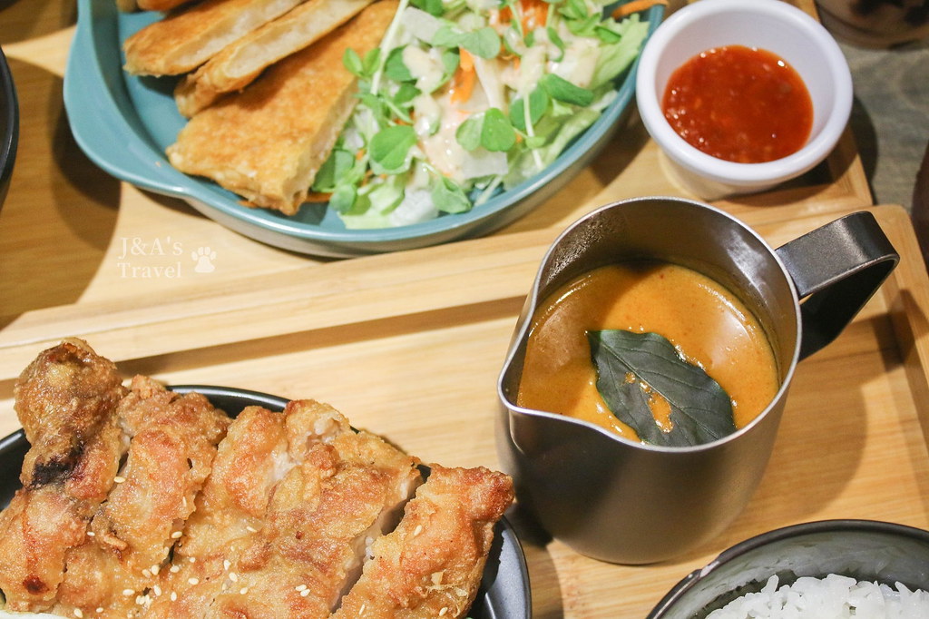 泰嘟嘟 Thaituktuk 一個人就能享用的泰式料理，推薦濃郁紅咖哩、厚實雞腿排 @J&amp;A的旅行