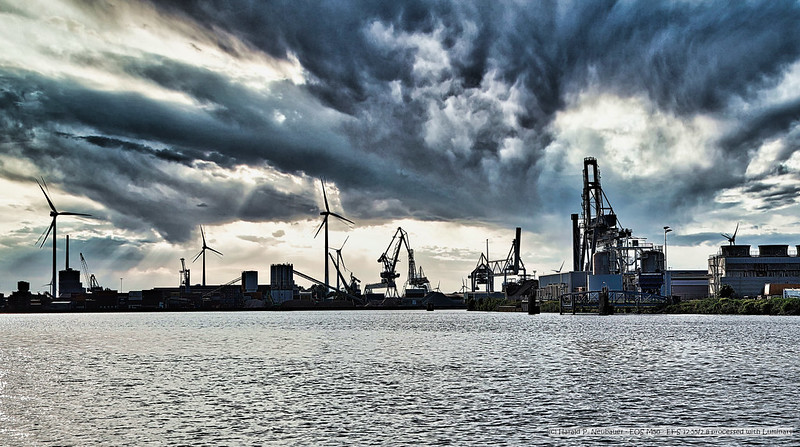 Bremen - Dramatic moment in the port<br/>© <a href="https://flickr.com/people/21331737@N00" target="_blank" rel="nofollow">21331737@N00</a> (<a href="https://flickr.com/photo.gne?id=49961066786" target="_blank" rel="nofollow">Flickr</a>)