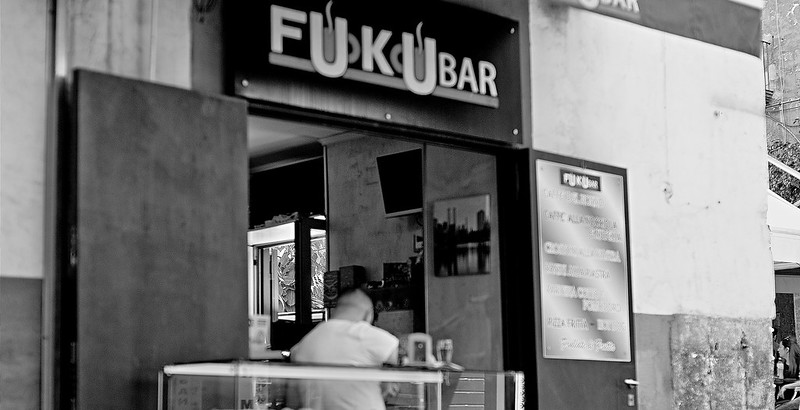 The friendly bar. (only in Naples)<br/>© <a href="https://flickr.com/people/90378082@N07" target="_blank" rel="nofollow">90378082@N07</a> (<a href="https://flickr.com/photo.gne?id=49962527761" target="_blank" rel="nofollow">Flickr</a>)