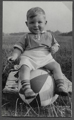 ArchivTappenX230 Junge auf einem Ball, Album s, 1930-1950er