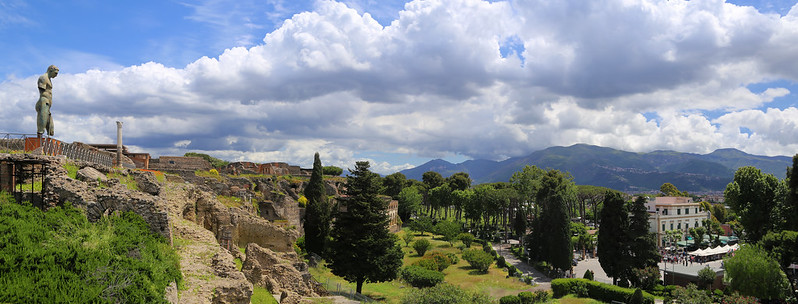 The Greek Daedalus overlooking the ancient and modern Pompeii<br/>© <a href="https://flickr.com/people/81035653@N00" target="_blank" rel="nofollow">81035653@N00</a> (<a href="https://flickr.com/photo.gne?id=49973195523" target="_blank" rel="nofollow">Flickr</a>)