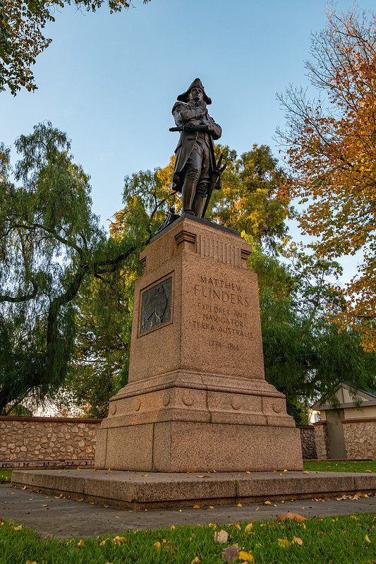 Matthew Flinders Statue<br/>© <a href="https://flickr.com/people/68686051@N00" target="_blank" rel="nofollow">68686051@N00</a> (<a href="https://flickr.com/photo.gne?id=49982113543" target="_blank" rel="nofollow">Flickr</a>)