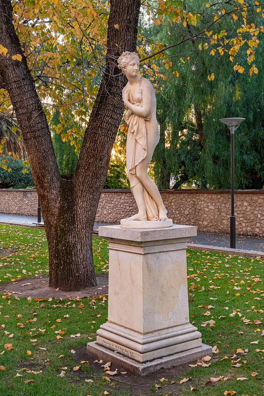 Modest Nude Sculpture<br/>© <a href="https://flickr.com/people/68686051@N00" target="_blank" rel="nofollow">68686051@N00</a> (<a href="https://flickr.com/photo.gne?id=49982114473" target="_blank" rel="nofollow">Flickr</a>)