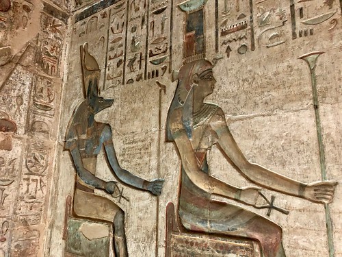 Égypte, Al Qarana (nécropole thébaine), Deir el-Medina, Temple dédié à Hathor et Maât, Bas-relief dans une des 3 chapelles