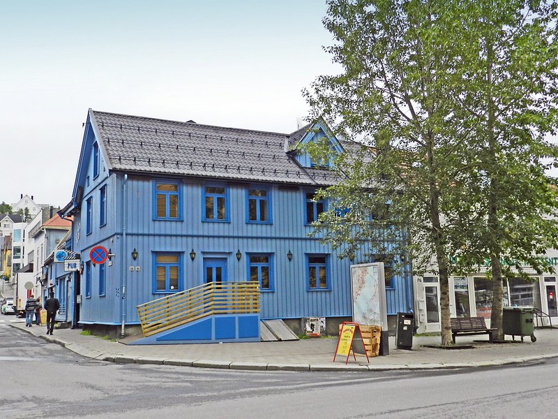 Norvège, dans la ville de Tromso, la maison bleu<br/>© <a href="https://flickr.com/people/20800336@N08" target="_blank" rel="nofollow">20800336@N08</a> (<a href="https://flickr.com/photo.gne?id=49994453821" target="_blank" rel="nofollow">Flickr</a>)