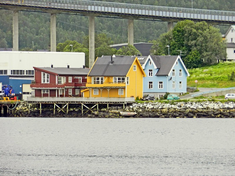 Norvège, dans la ville de Tromso, maison le long du fjord<br/>© <a href="https://flickr.com/people/20800336@N08" target="_blank" rel="nofollow">20800336@N08</a> (<a href="https://flickr.com/photo.gne?id=49996912768" target="_blank" rel="nofollow">Flickr</a>)