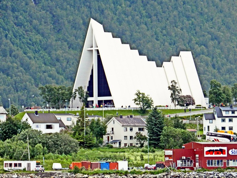 Norvège, dans la ville de Tromso, la Cathédrale Arctique<br/>© <a href="https://flickr.com/people/20800336@N08" target="_blank" rel="nofollow">20800336@N08</a> (<a href="https://flickr.com/photo.gne?id=49997685267" target="_blank" rel="nofollow">Flickr</a>)
