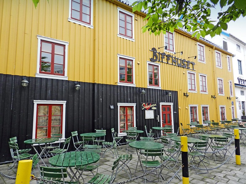 Norvège, dans la ville de Tromso, le restaurant Biffhuset<br/>© <a href="https://flickr.com/people/20800336@N08" target="_blank" rel="nofollow">20800336@N08</a> (<a href="https://flickr.com/photo.gne?id=49997686467" target="_blank" rel="nofollow">Flickr</a>)