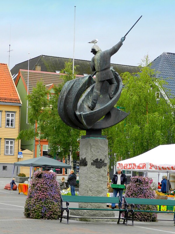 Norvège, dans la ville de Tromso  square, la sculpture de downtown<br/>© <a href="https://flickr.com/people/20800336@N08" target="_blank" rel="nofollow">20800336@N08</a> (<a href="https://flickr.com/photo.gne?id=50000147223" target="_blank" rel="nofollow">Flickr</a>)