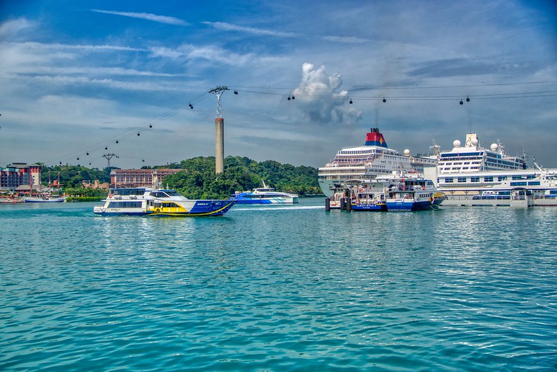 Singapore harbor with ferries and cruise ships and cable car to Sentosa island<br/>© <a href="https://flickr.com/people/8136604@N05" target="_blank" rel="nofollow">8136604@N05</a> (<a href="https://flickr.com/photo.gne?id=50003538792" target="_blank" rel="nofollow">Flickr</a>)