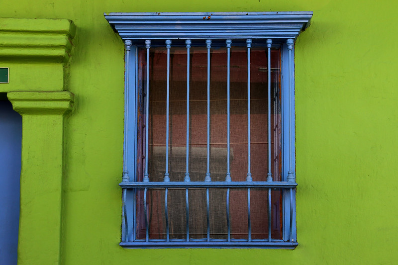 Green house with blue window ... ( Bogota)<br/>© <a href="https://flickr.com/people/97968921@N00" target="_blank" rel="nofollow">97968921@N00</a> (<a href="https://flickr.com/photo.gne?id=50041561577" target="_blank" rel="nofollow">Flickr</a>)