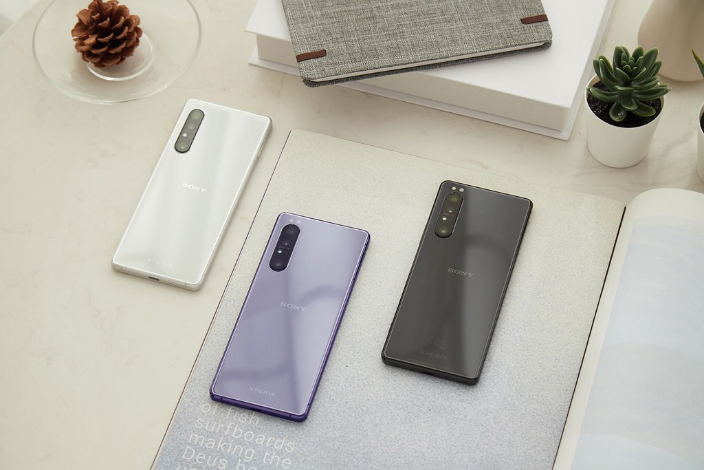圖說四、Xperia 1 II 首款推出耀黑、羽白、鏡紫三款質感手機顏色選擇