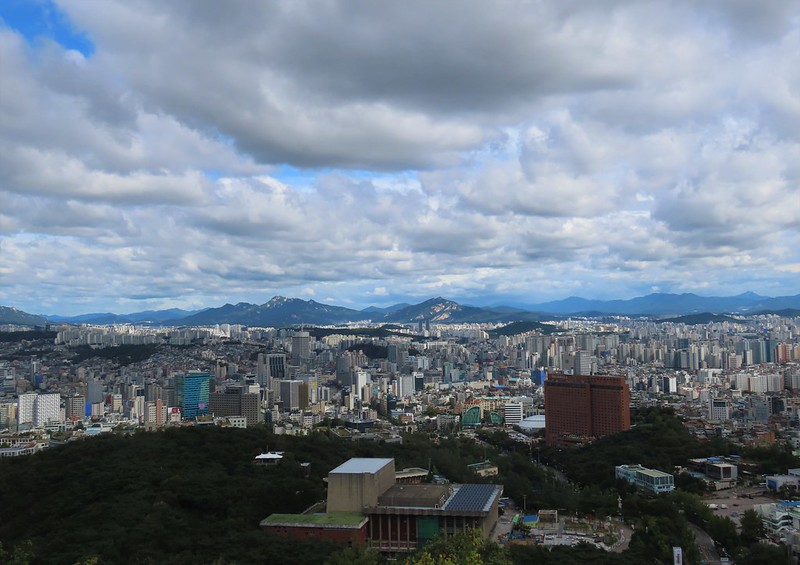 Seoul cityscape<br/>© <a href="https://flickr.com/people/43184676@N08" target="_blank" rel="nofollow">43184676@N08</a> (<a href="https://flickr.com/photo.gne?id=50075199377" target="_blank" rel="nofollow">Flickr</a>)