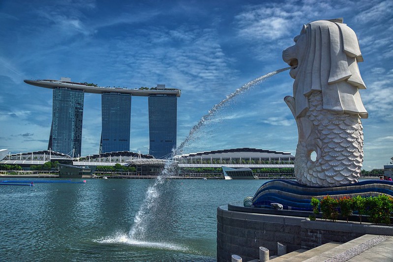 Merlion and Marina Bay Sands Hotel by the Marina Bay in Singapore<br/>© <a href="https://flickr.com/people/8136604@N05" target="_blank" rel="nofollow">8136604@N05</a> (<a href="https://flickr.com/photo.gne?id=50077155786" target="_blank" rel="nofollow">Flickr</a>)