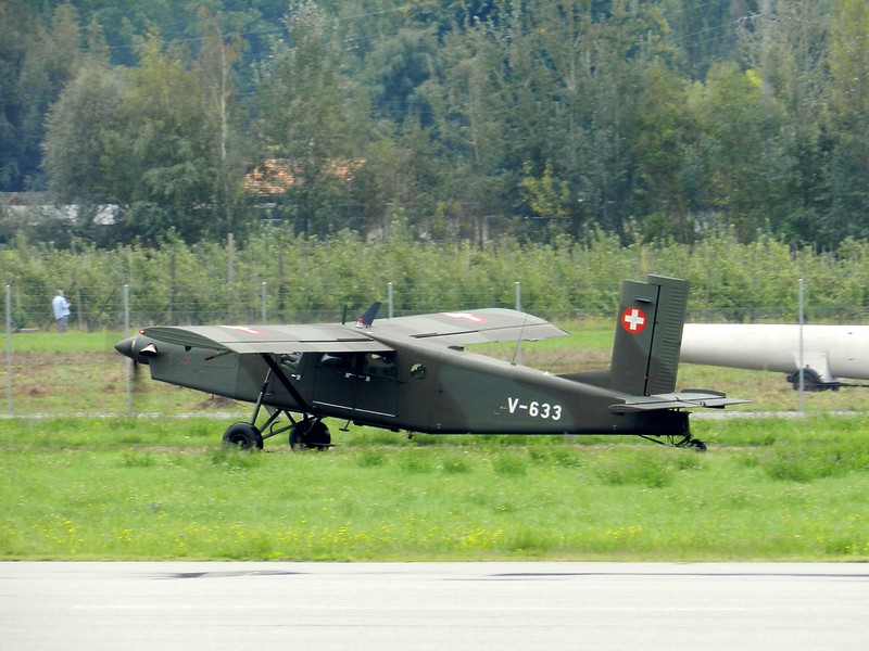 Suisse, la Fête de l'air de Sion, le Pilatus avion de l'armée pour parachutage<br/>© <a href="https://flickr.com/people/20800336@N08" target="_blank" rel="nofollow">20800336@N08</a> (<a href="https://flickr.com/photo.gne?id=50082174091" target="_blank" rel="nofollow">Flickr</a>)