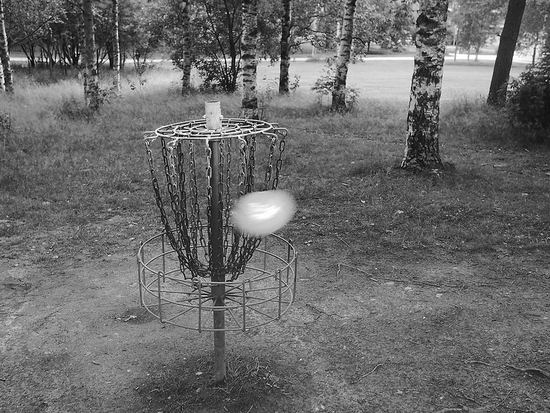 Disc golf disc hits the chains, Helsinki Finland<br/>© <a href="https://flickr.com/people/19054742@N00" target="_blank" rel="nofollow">19054742@N00</a> (<a href="https://flickr.com/photo.gne?id=50083986138" target="_blank" rel="nofollow">Flickr</a>)