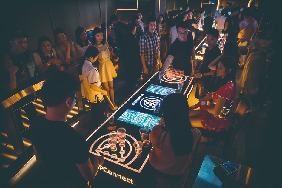 03. PONG Taipei以黑金交替的裝潢呈現華麗風格，結合電競娛樂Beer Pong及強勁音樂，打造狂歡空間