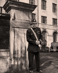 Anglų lietuvių žodynas. Žodis Scotland Yard reiškia n 1) Skotland Jardas (policijos centrinė valdyba Londone); 2) Londono policijos kriminalinis skyrius lietuviškai.