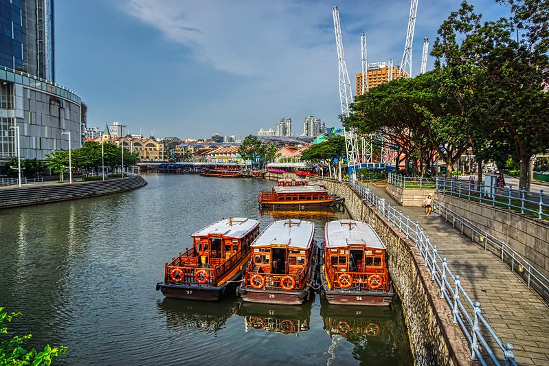 Tourist bum boats on the Singapore river at Clarke Quay in the morning<br/>© <a href="https://flickr.com/people/8136604@N05" target="_blank" rel="nofollow">8136604@N05</a> (<a href="https://flickr.com/photo.gne?id=50124194566" target="_blank" rel="nofollow">Flickr</a>)