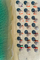 Luftbild: wenige Touristen im Sommer von 2020 am Strand Plaka auf Naxos, Kykladen, Griechenland