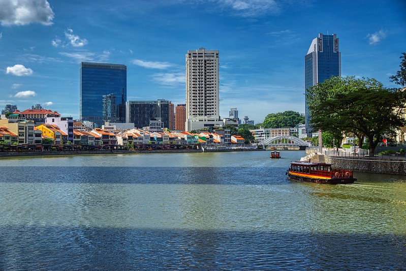 Singapore river with Boat Quay on the left<br/>© <a href="https://flickr.com/people/8136604@N05" target="_blank" rel="nofollow">8136604@N05</a> (<a href="https://flickr.com/photo.gne?id=50152579693" target="_blank" rel="nofollow">Flickr</a>)
