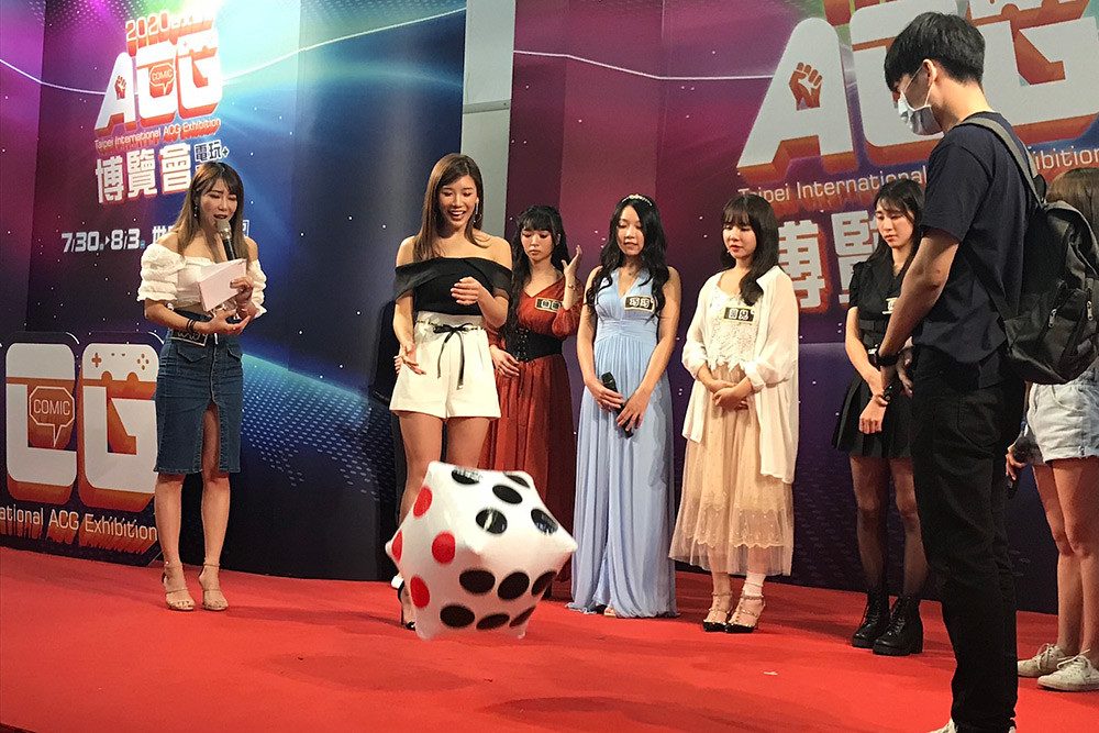 新聞照片6-17主播瑩瑩（前排中）擲骰子PK粉絲（17LIVE_提供）
