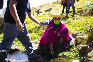 Un monitoreo del agua en el río Chetillano en Chetilla con los Comités de Vigilancia Ambiental nos mostró que el agua en Chetilla todavía está limpia. Al monitorear los macro invertebrados presentes en el río, pudimos comprobar que no existe contaminación.
El agua de Chetilla llega a un 40 por ciento de Cajamarca. Por ello es tan importante cuidar el agua del Río Chetillano. Lxs participantes en el monitoreo se comprometieron a ser guardianes y guardianas del agua, protegiendo el agua desde arriba, para que llegue todavía limpia hacia la parte baja de la cuenca. 
En el monitoreo participaron pobladorxs de Chetilla, incluyendo niñas. Todxs aprendieron cómo vigilar el río y el medio ambiente, cómo cuidar su agua, y cómo proteger el bien estar de todxs nosotrxs. Seguirán monitoreando, seguirán recolectando pruebas del agua limpia, y no permitirán que entre contaminación, de ningún tipo.
Es trabajo de todxs nosotrxs proteger y defender el agua del Río Chetillano, uno de los últimos ríos con agua limpia en Cajamarca, y una fuente de agua tan importante para toda Cajamarca. ¡Juntxs cuidemos nuestro medio ambiente!