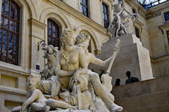 2020.08.06.004 PARIS - Musée du LOUVRE - aile Richelieu - Cour Marly - La Seine et la Marne (Nicolas Coustou) et un des Chevaux de Marly