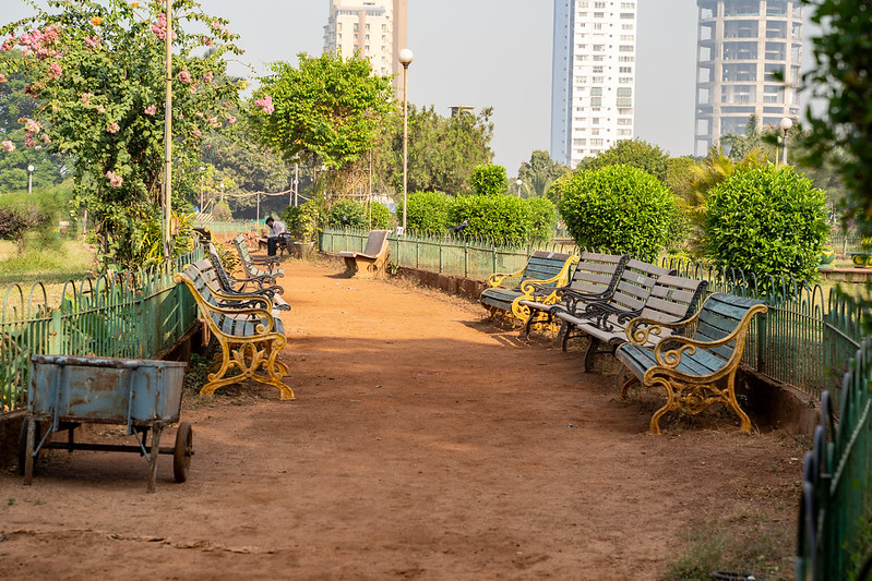 Mumbai, India - Feburary 29, 2020: Benches and a walking path in the Hanging Garden park in Malbar Hill neighborhood of Bombay<br/>© <a href="https://flickr.com/people/39908901@N06" target="_blank" rel="nofollow">39908901@N06</a> (<a href="https://flickr.com/photo.gne?id=50233973943" target="_blank" rel="nofollow">Flickr</a>)
