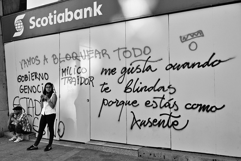 "I like when you shield yourself because you are absent." A bank branch in Nueva Providencia Avenue.<br/>© <a href="https://flickr.com/people/146863161@N02" target="_blank" rel="nofollow">146863161@N02</a> (<a href="https://flickr.com/photo.gne?id=50312147742" target="_blank" rel="nofollow">Flickr</a>)